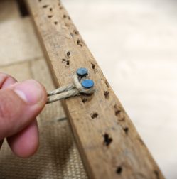 Noeud de tapissier utilisé en restauration traditionnelle de fauteuils anciens